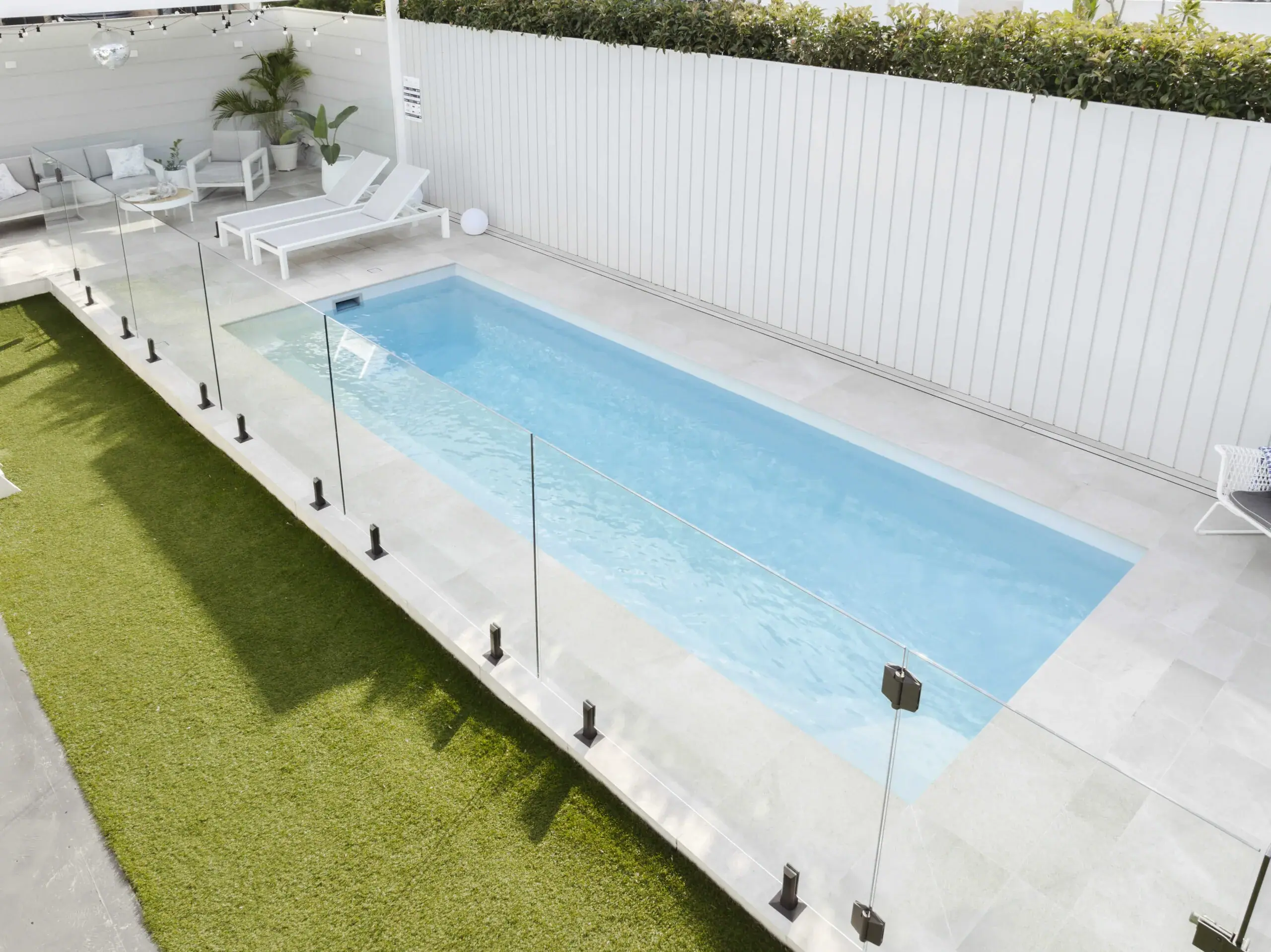 Contemporary series pool with water features